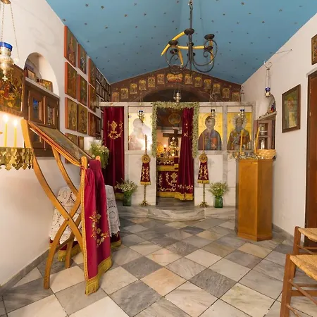 Syros Village Vári