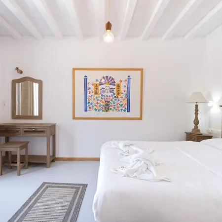 Syros Village Vári